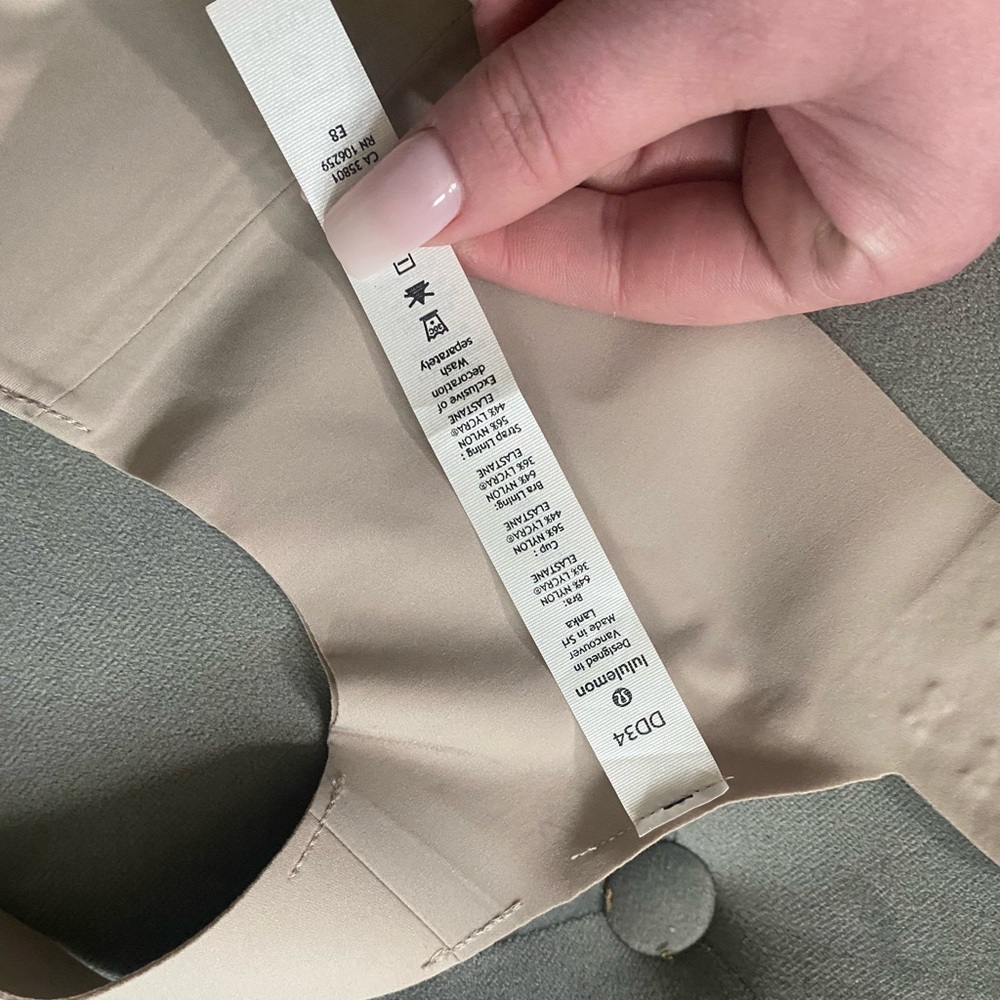 Lululemon sports bra 34DD, never been worn.